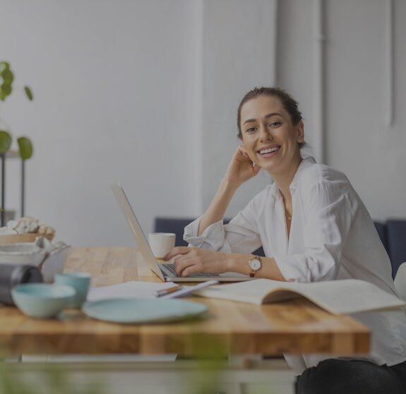 working woman smiles it jobs timetoact group